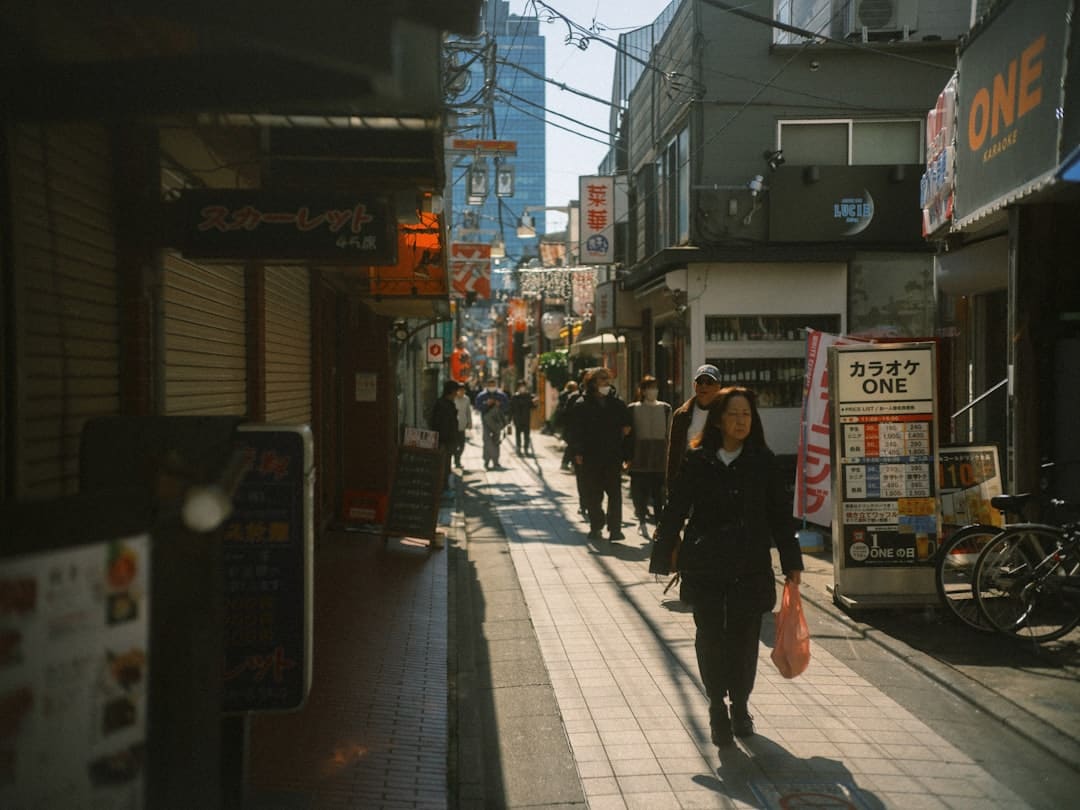 安妮海瑟薇拍照现场跌倒 马上站起化解为难好高雅